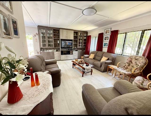4 BEDROOM HOUSE FOR SALE IN STILBAAI-WES